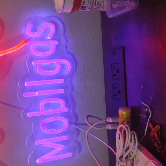 Mobil Gas Lucite Sign - Picture 3 of 7